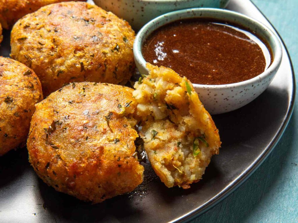 Aloo Tikki Recipe (Indian Potato Patties) aloo tikki on plate,