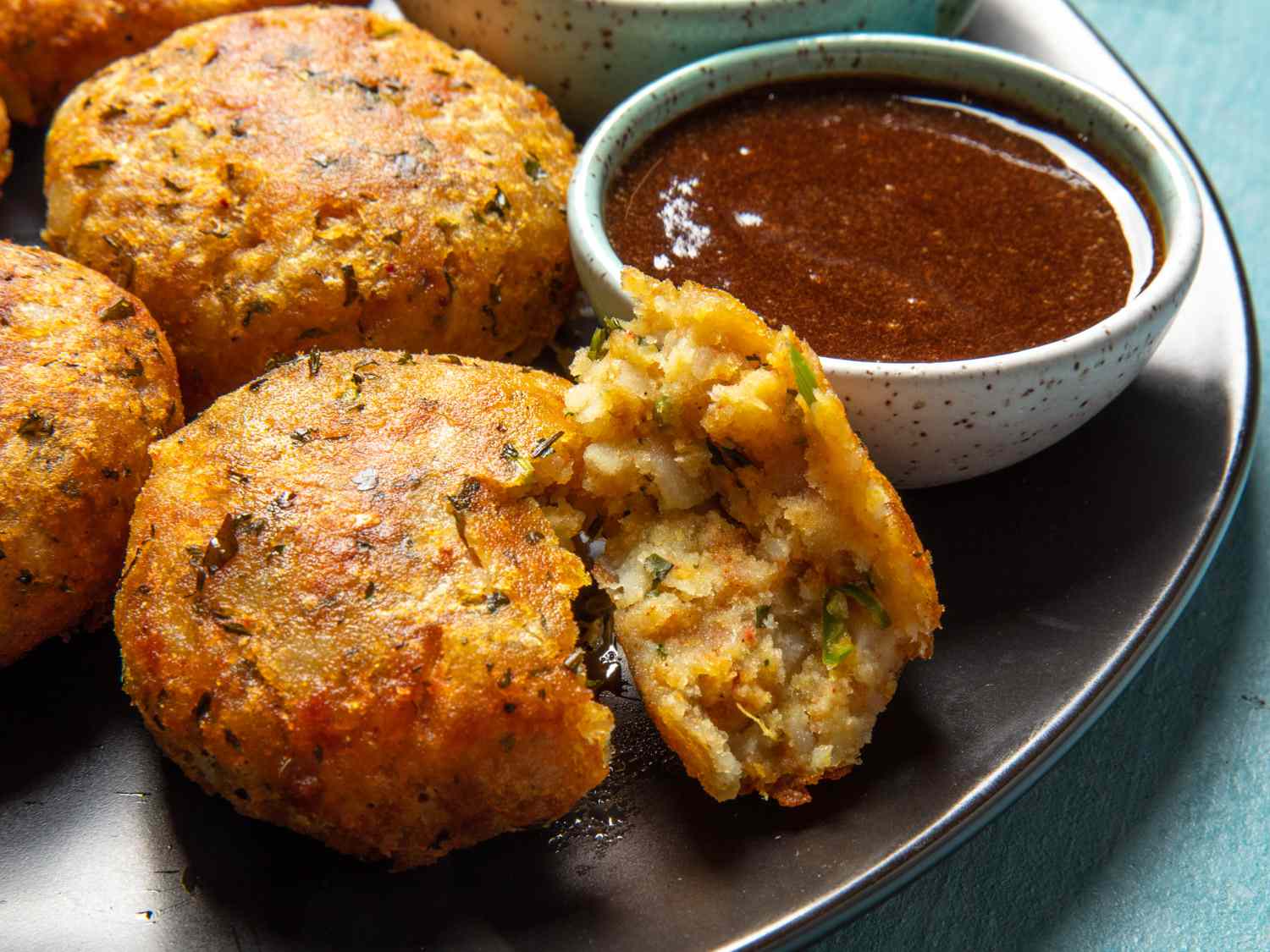 aloo tikki on plate,