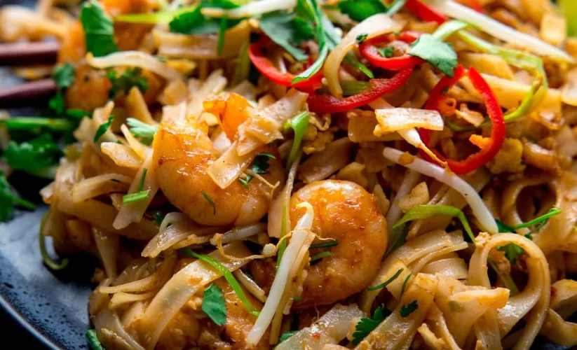 thai prawn noodles in bowl, homemade prawn noodles, thai seafood noodles, prawn stir fry noodles, spicy thai noodles, noodles with prawns, asian prawn noodles, easy thai noodle recipe